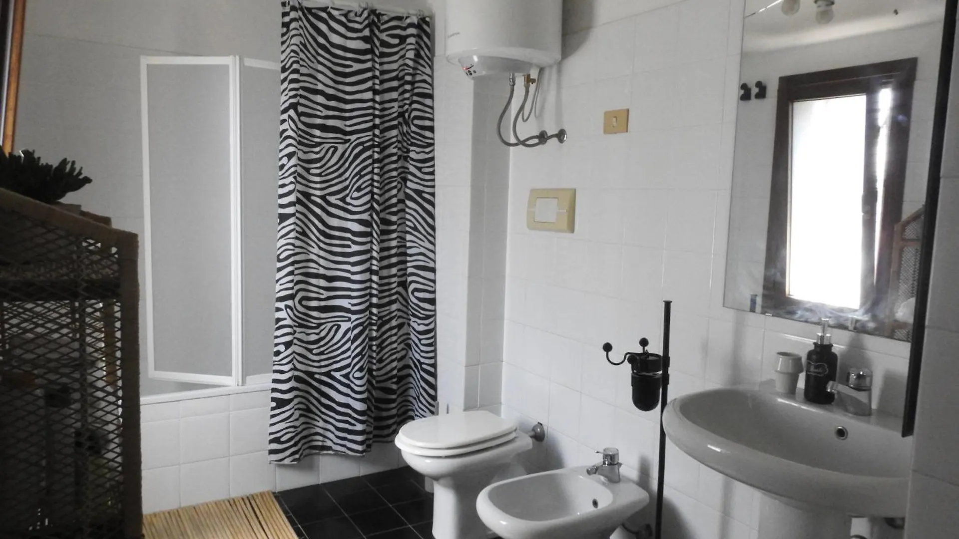 Stanze Con Bagno E Terrazza Privati, Spiaggia A 100Mt Su Forti Guest house